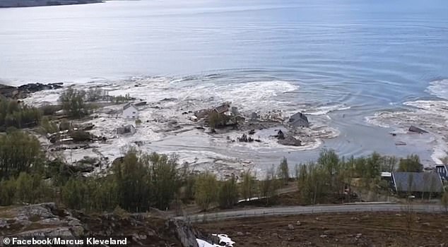 29215170 8387665 The_land_sinks_leaving_only_the_buildings_floating_in_the_water_ A 3_1591295755614