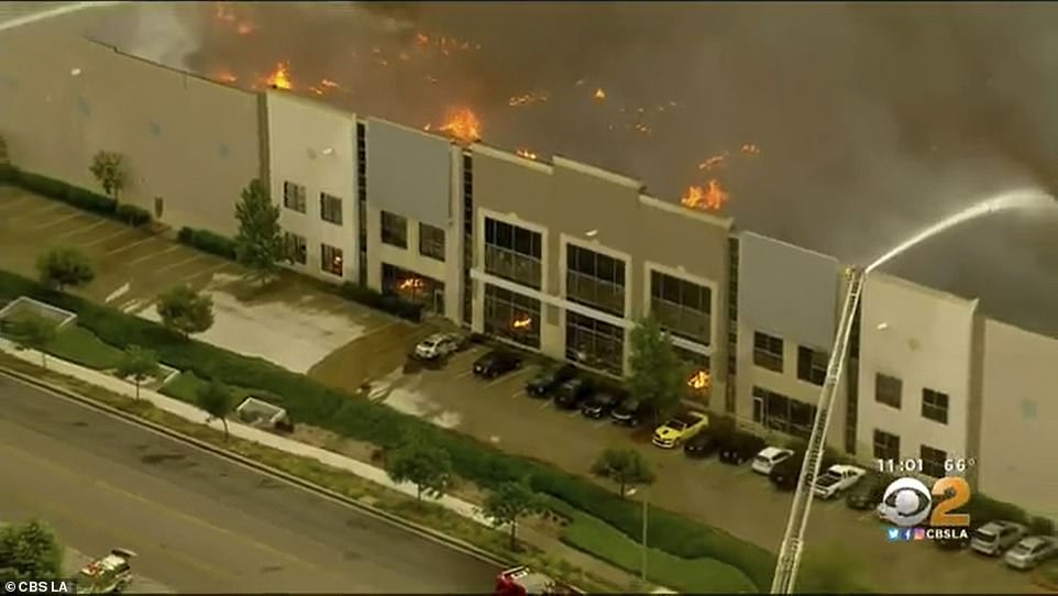 29279528 8393533 Thick_plumes_of_smoke_could_be_seen_coming_out_of_the_building_i A 25_1591399361512