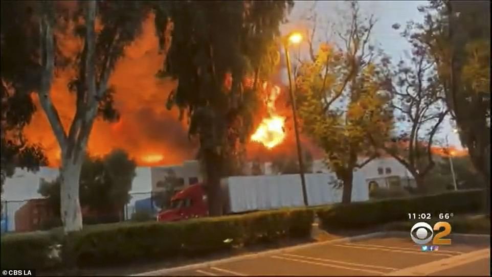 29279534 8393533 Trailers_went_up_in_flames_as_a_blaze_at_a_commercial_building_s A 29_1591399361640