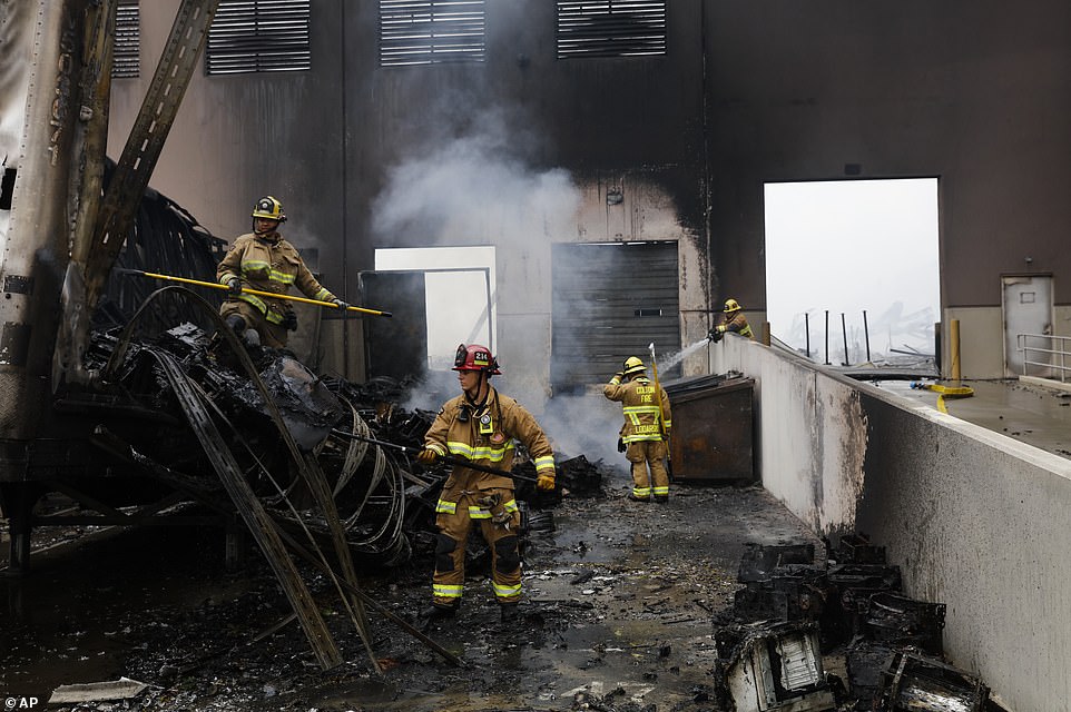 29279552 8393533 The_fire_destroyed_the_Southern_California_distribution_facility A 39_1591399361833