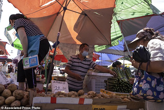 29658398 8425311 A_vendor_wearing_a_mask_to_curb_the_spread_of_the_coronavirus_se A 9_1592291257135