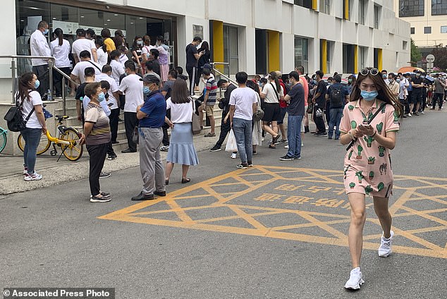 29658406 8425311 People_wearing_protective_face_masks_to_help_curb_the_spread_of_ A 7_1592291256947