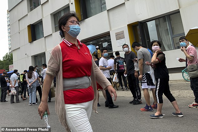 29658422 8425311 A_residential_community_member_wearing_a_protective_face_mask_to A 5_1592291256789