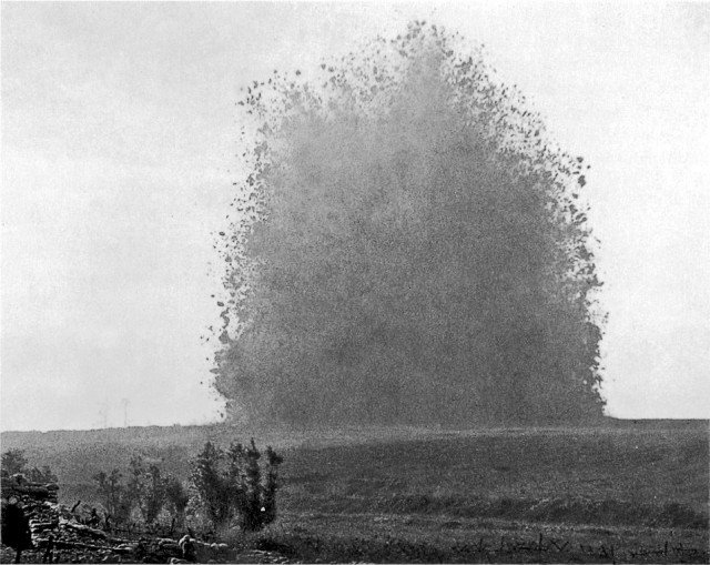 Hawthorn_Ridge_mine_1_July_1916 640x509