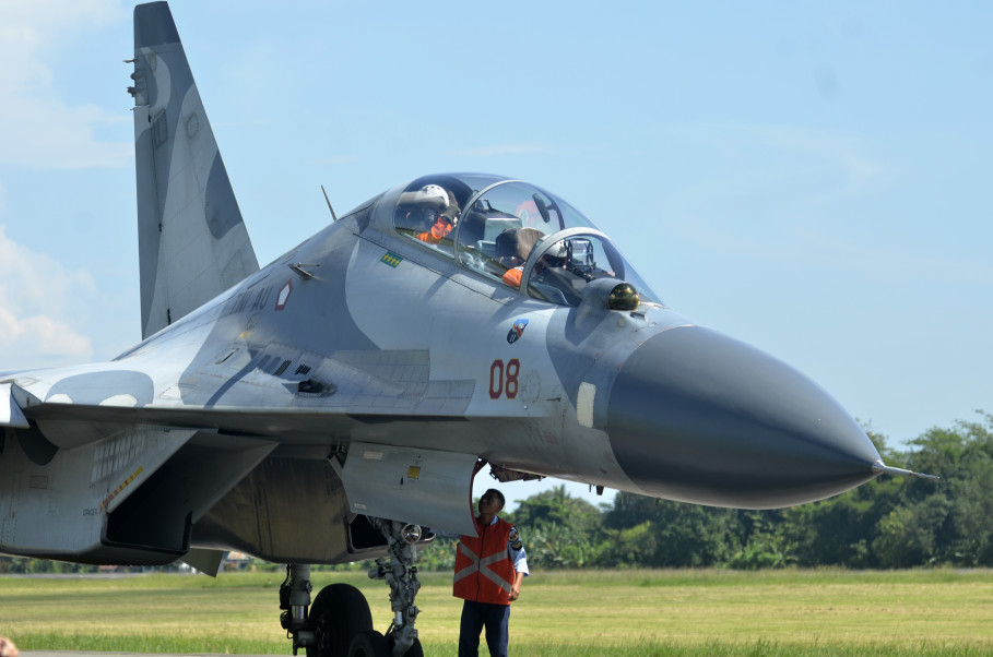 Teknisi Pesawat Jet Tempur Sukhoi Milik TNI Angkatan Udara (AU Melakukan Pemeriksaan Mesin Sebelum 'Take Off' Di Pangkalan Lanud Sultan Hasanuddin, Makassar, Sulawesi Selatan, Senin (28/3).
