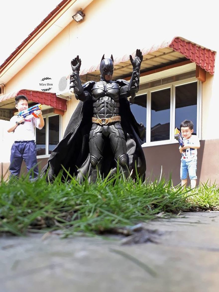 With Just One Smartphone Man Makes Incredible Pictures Of Him With Toy Superheroes Using Perspective 5b874fc294aa9__880