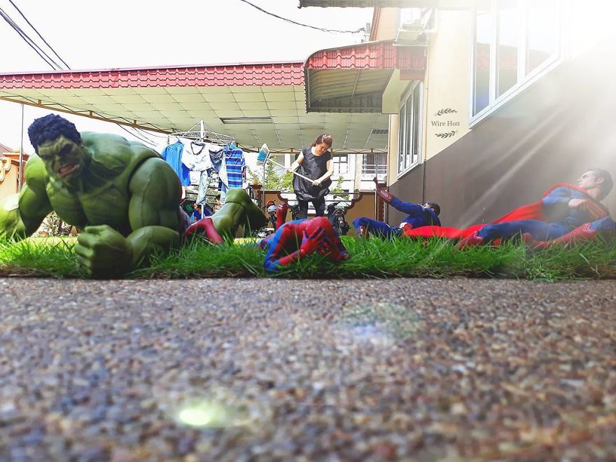 With Just One Smartphone Man Makes Incredible Pictures Of Him With Toy Superheroes Using Perspective 5b87a822ac34e__880