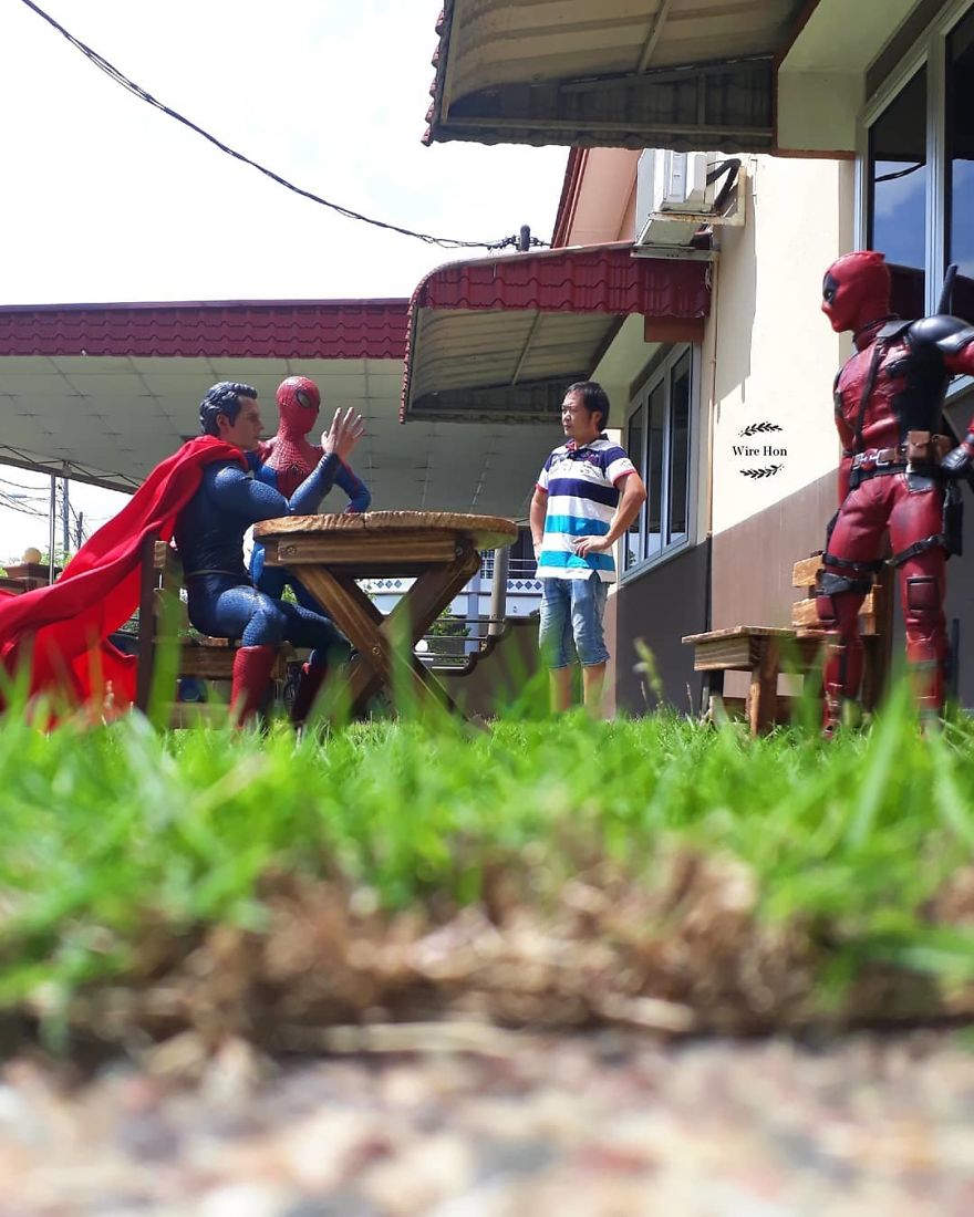 With Just One Smartphone Man Makes Incredible Pictures Of Him With Toy Superheroes Using Perspective 5b87a832e1856__880