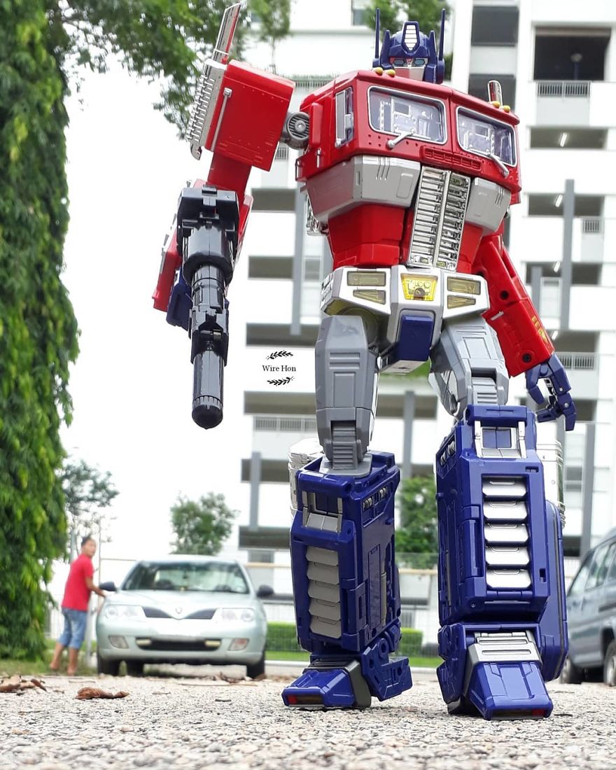 With Just One Smartphone Man Makes Incredible Pictures Of Him With Toy Superheroes Using Perspective 5b87a834efa71__880