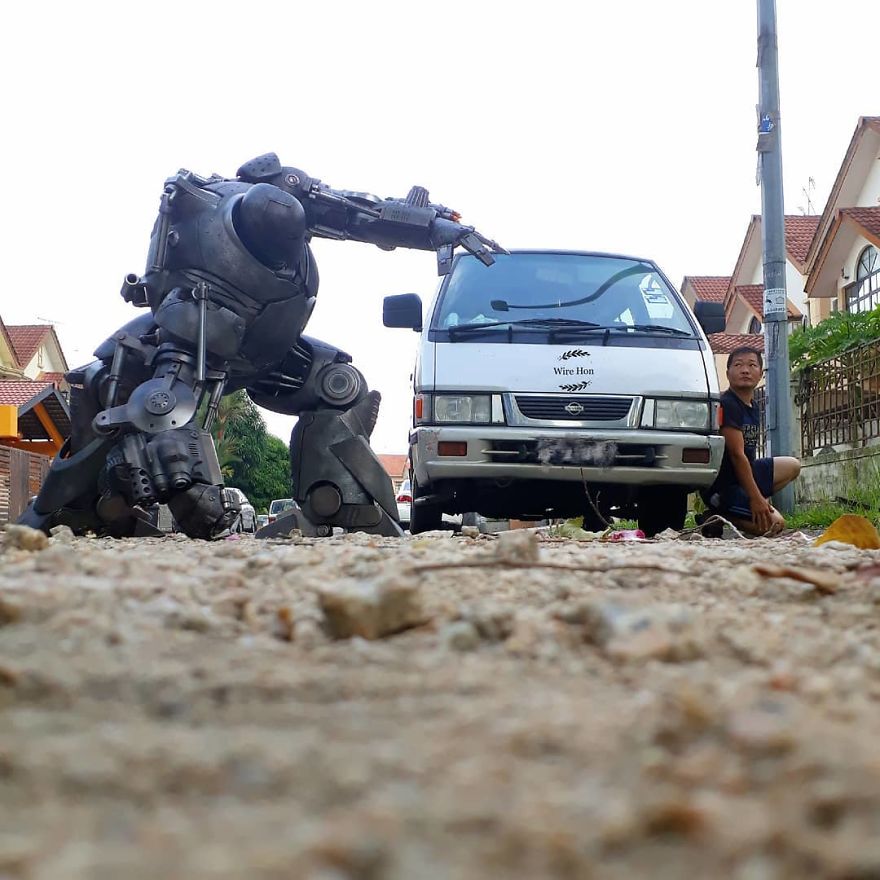 With Just One Smartphone Man Makes Incredible Pictures Of Him With Toy Superheroes Using Perspective 5b87a83763295__880