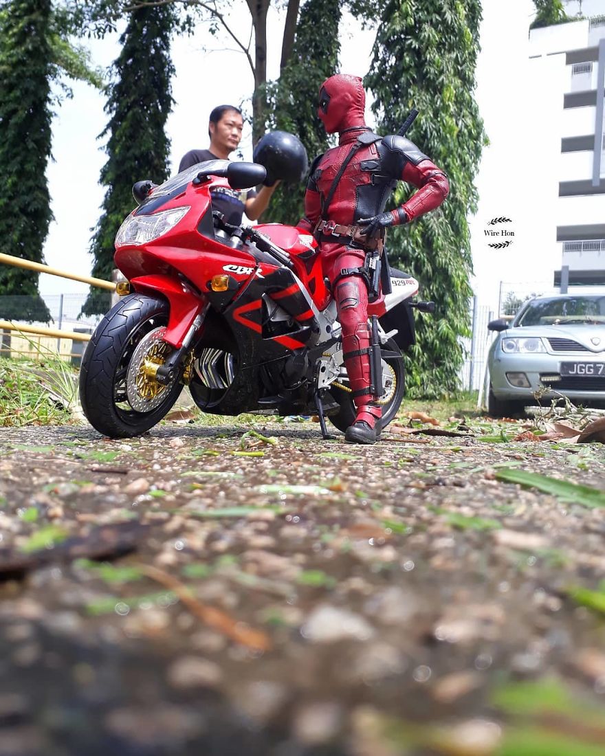 With Just One Smartphone Man Makes Incredible Pictures Of Him With Toy Superheroes Using Perspective 5b87a8465ae50__880