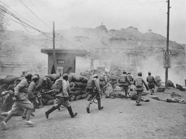 Chinese_PLA_occupied_Lanzhou_Zhongshan_bridge_on_August_26th,_1949