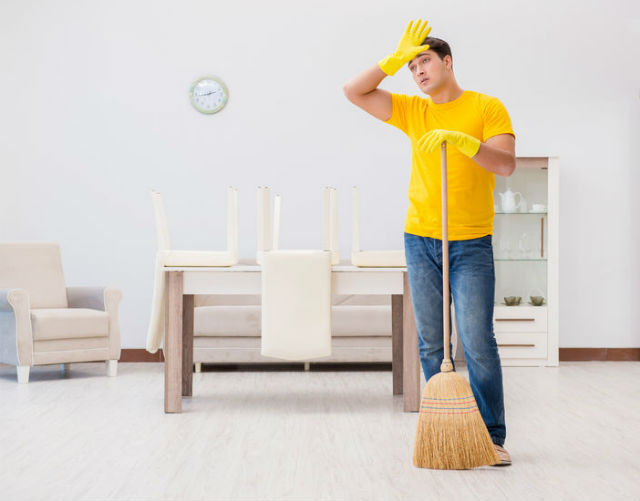 Man Doing Housework_82230555_m_Elnur Amikishiyew_123RF