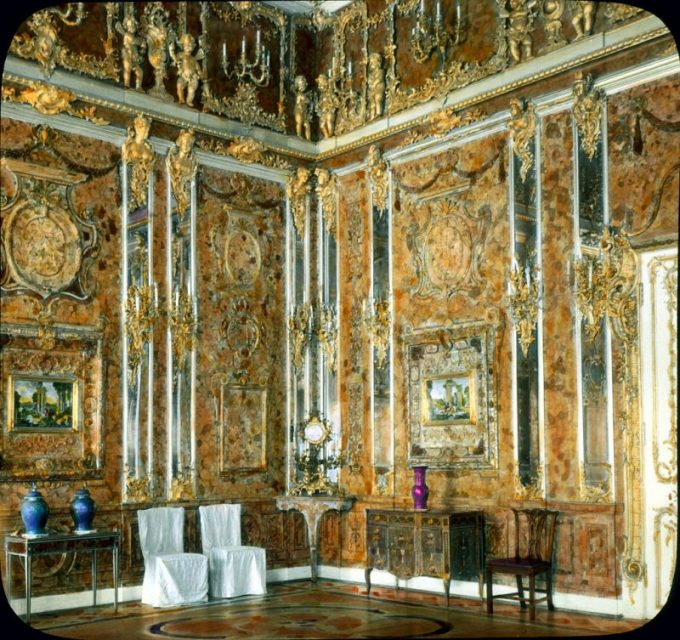 Hand Coloured Photograph Of The Original Amber Room 1931 680x640