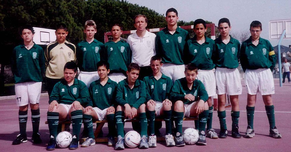 1414670150343_Image_galleryImage_David_De_Gea_aged_12_play