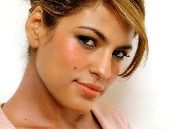 Embedded_eva_mendes_beauty_mark_1446785774