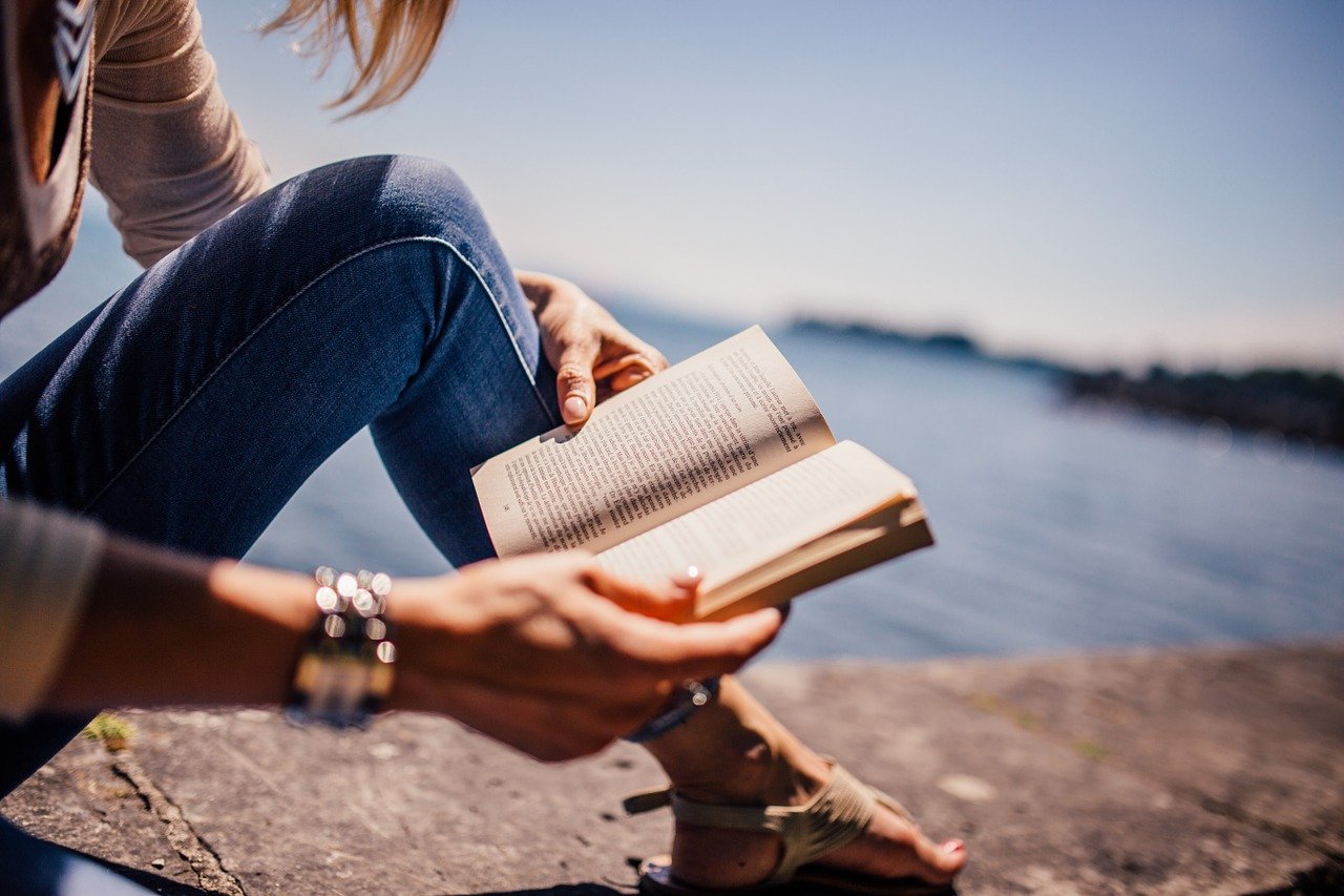 Reading 925589_1280