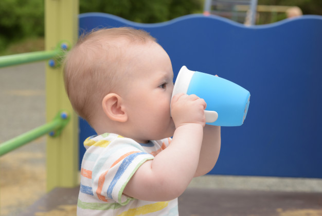 A Little Baby Boy Drinks Water From Plastic Mug_160901 1517