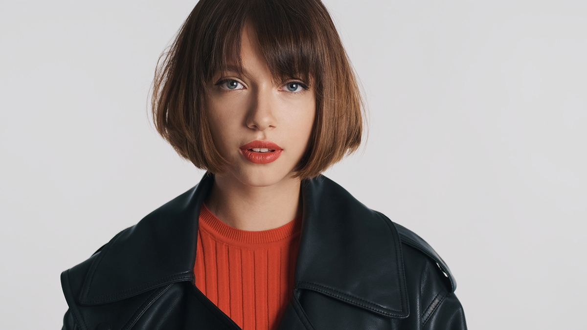 Gorgeous,Fashion,Model,With,Bob,Hair,And,Red,Lips,Looking