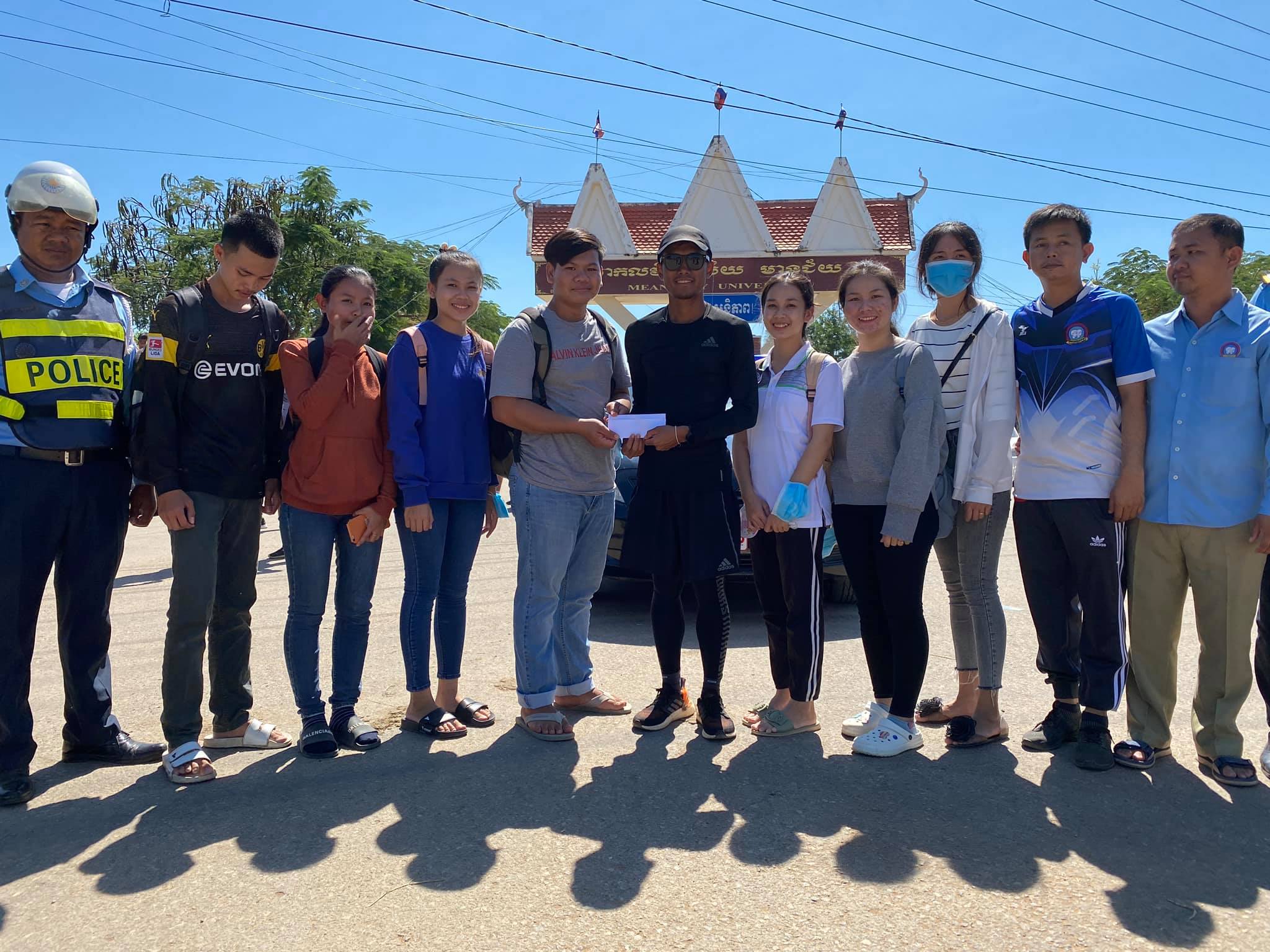 សាយ_ទទួលប្រាក់ពីសប្បុរសជន