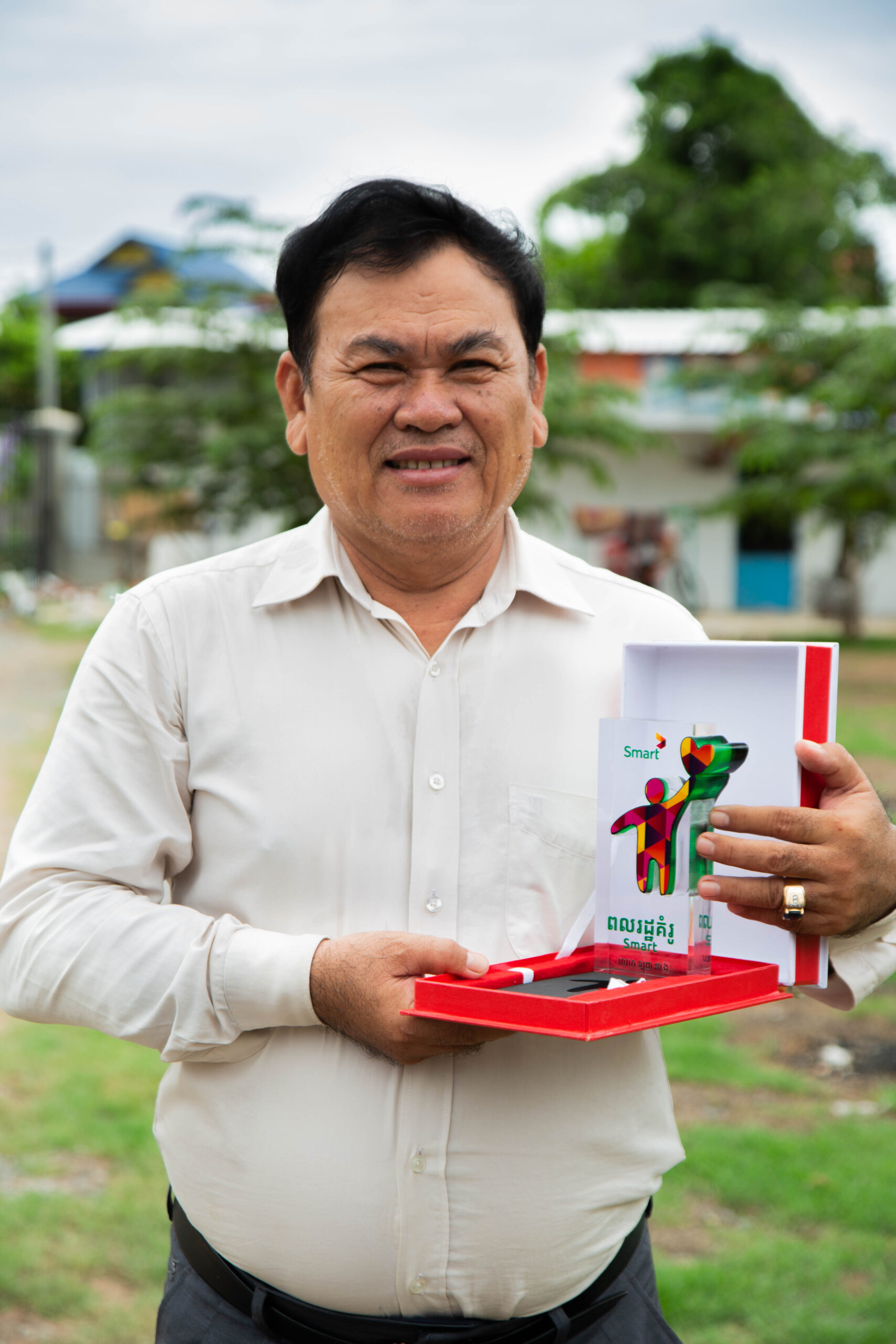 Lonh_Neang_ឡុញ_នាង_អ្នក​ឈ្នះ​ពាន​រង្វាន់​កម្មវិធីពាន​រង្វាន់​ពលរដ្ឋគំរូ​ស្មាត
