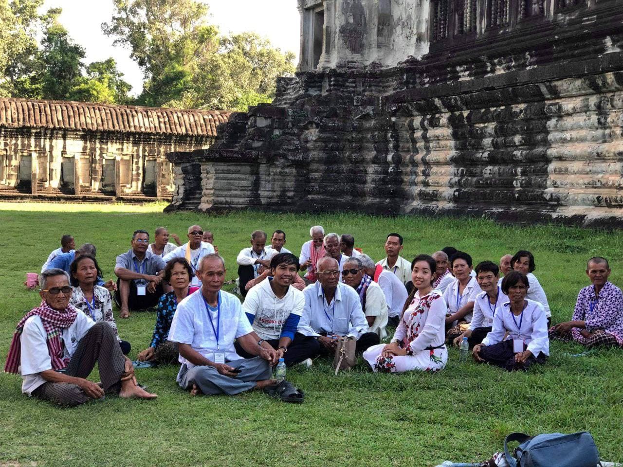 ជូនចាស់ៗទៅលេងប្រាសាទអង្គរវត្ត