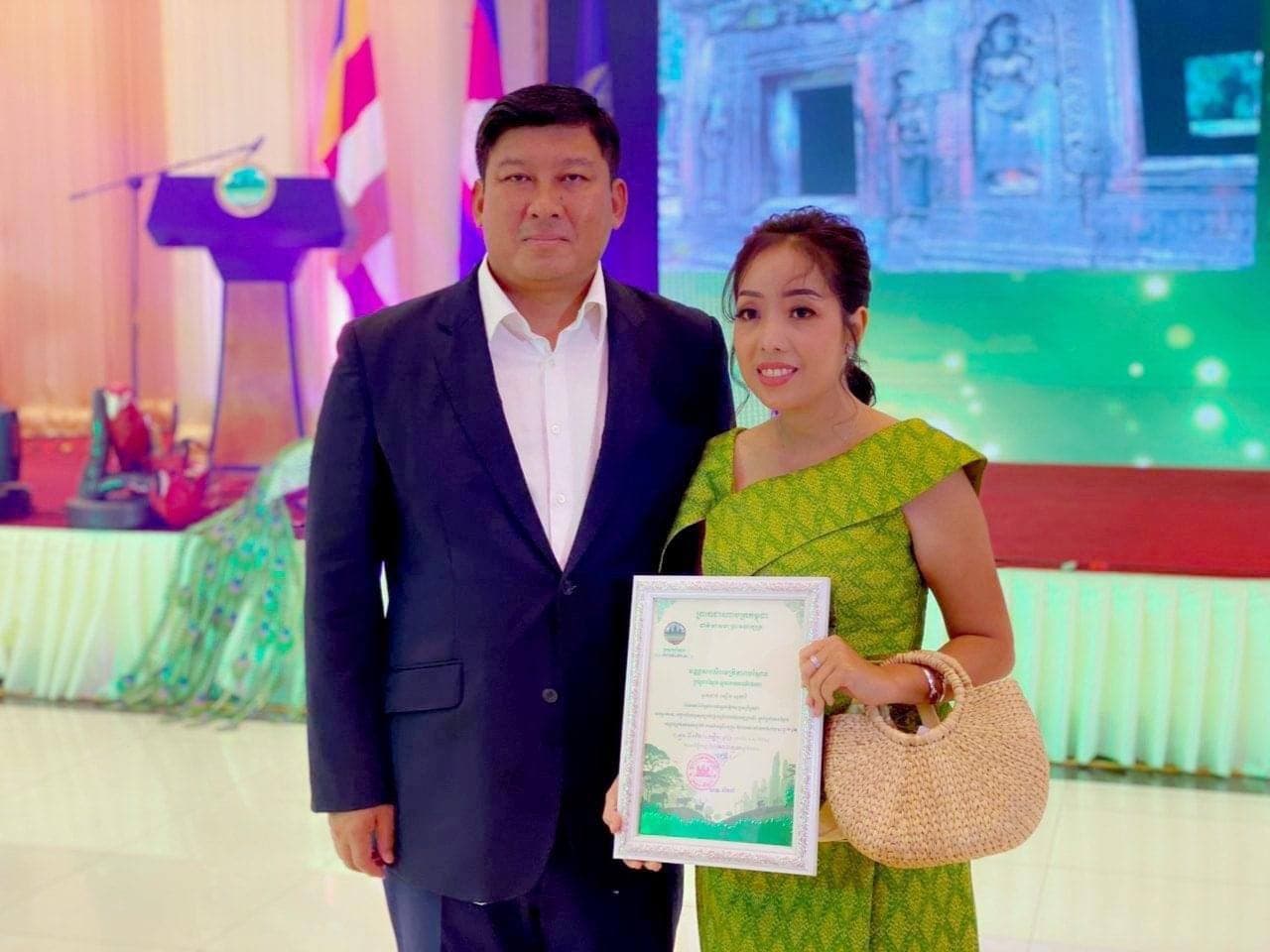 ពេលទទួលប័ណ្ណ​សរសើរ