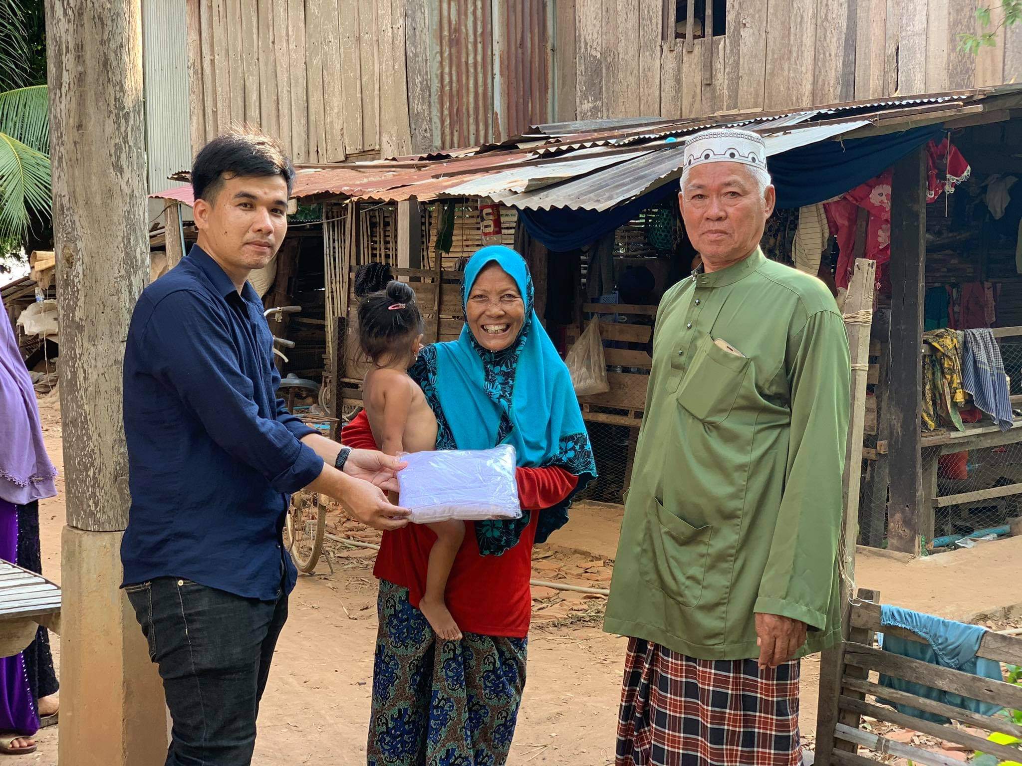 អ៊ែល_ម៉ាត់_ស្តាំ_ក្នុងពេលប្រគល់អំណោយជូនគ្រួសារក្រីក្រ
