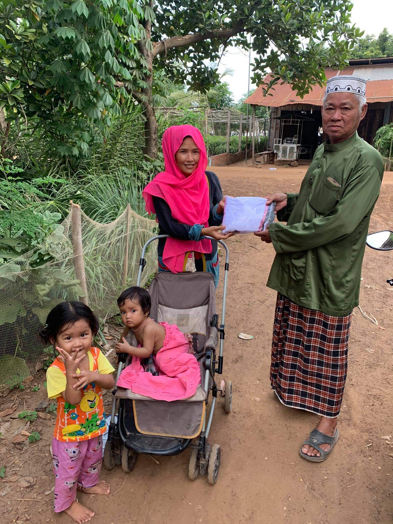 អ៊ែល_ម៉ាត់_ស្តាំ_ប្រគល់អំណោយជូនគ្រួសារក្រីក្រ