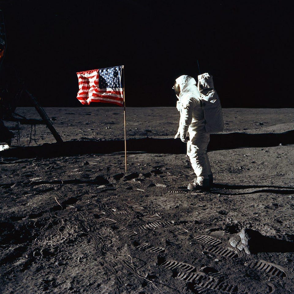 Https___blogs Images.forbes.com_startswithabang_files_2018_12_Buzz Aldrin And The US Flag 1200x1200