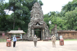 ៦