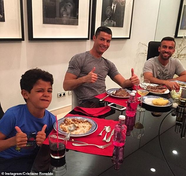 23194194 9984873 As_well_as_making_sure_he_eats_all_the_right_foods_Ronaldo_naps_ A 18_1631519669310