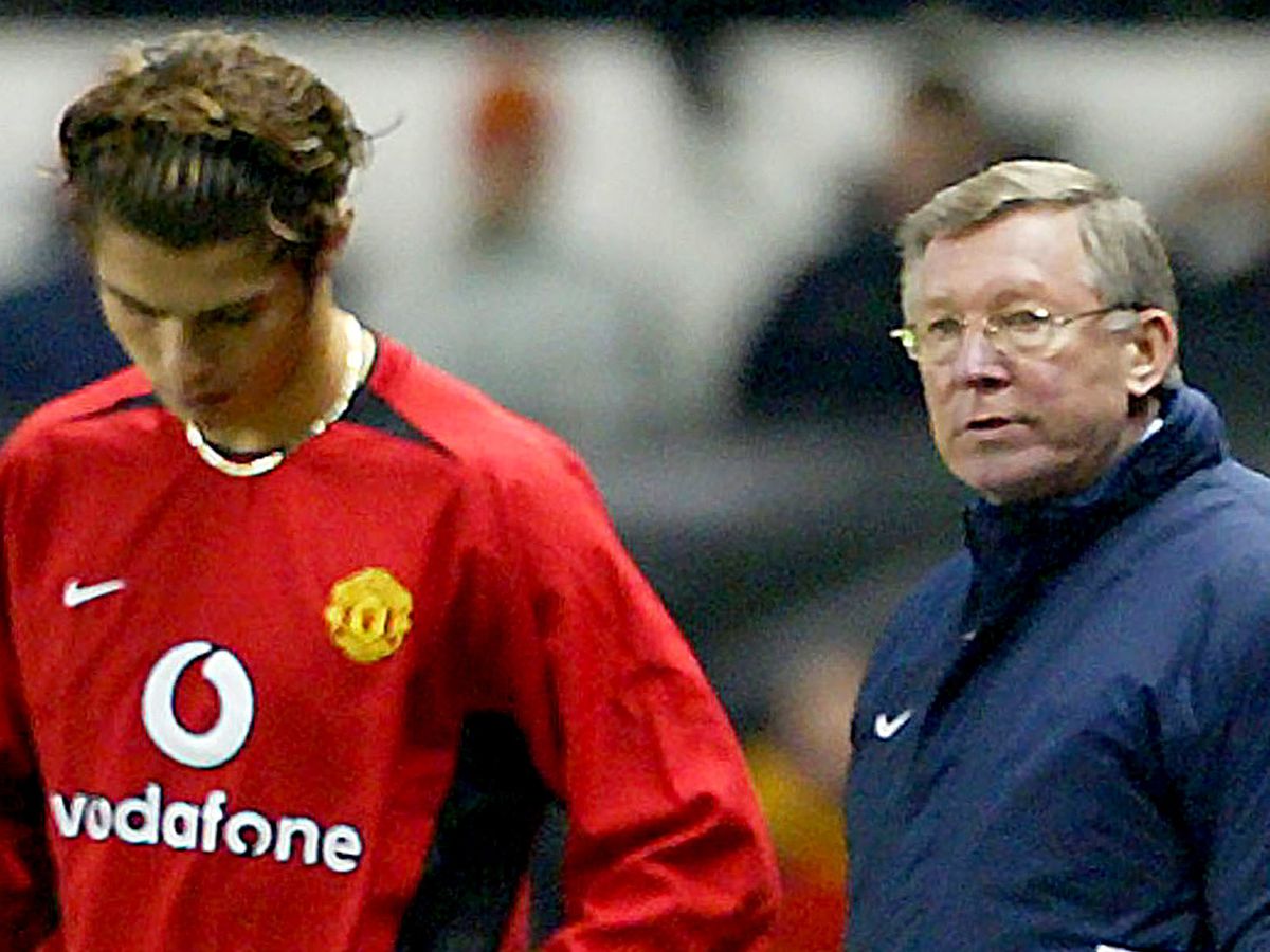 MANCHESTER UNITED MANAGER FERGUSON PREPARES TO BRING ON RONALDO IN THE CHAMPIONS LEAGUE MATCH AGAINS