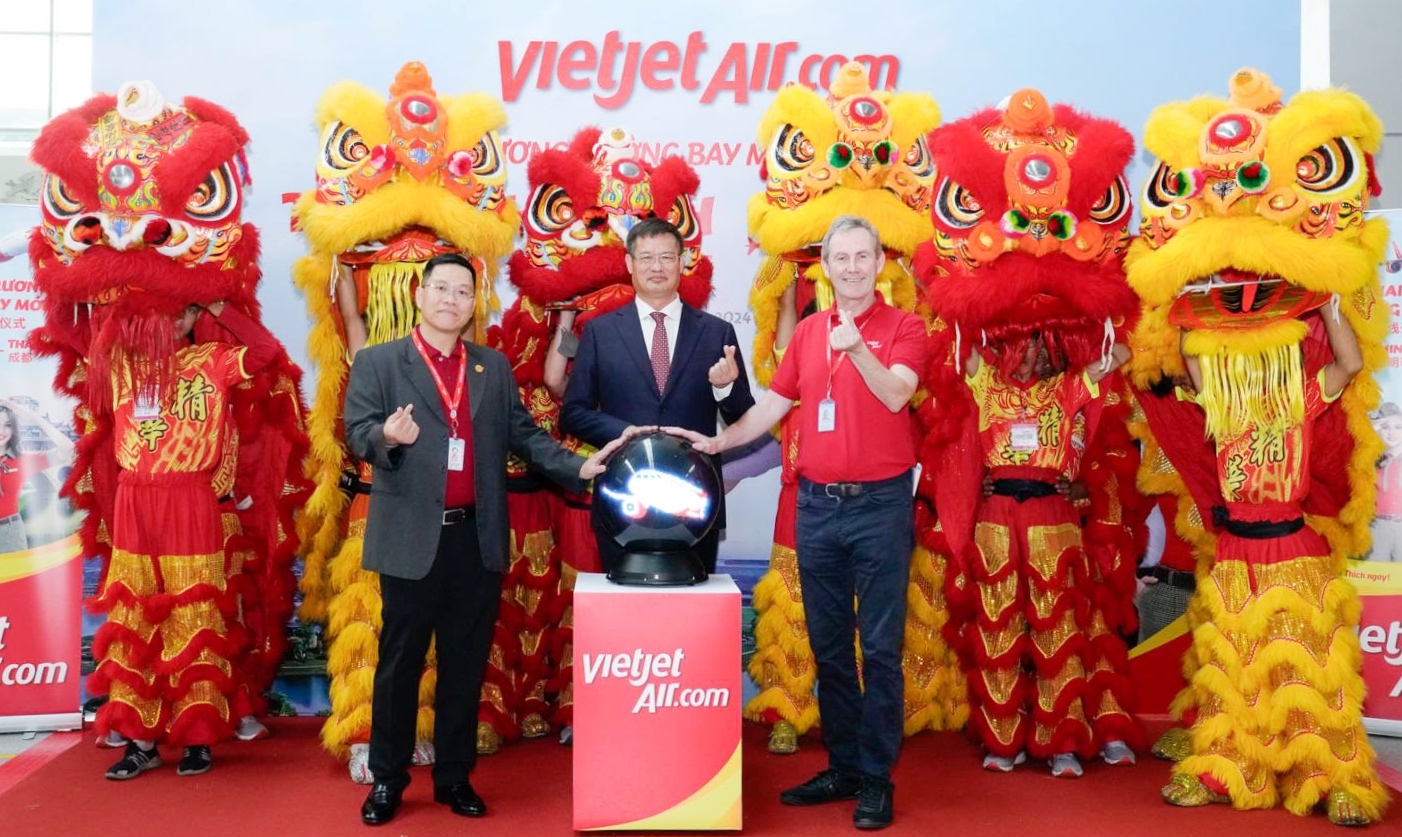 Mr_Wei_Huaxiang,_Consul_General_of_China_in_Ho_Chi_Minh_City_middle (1)
