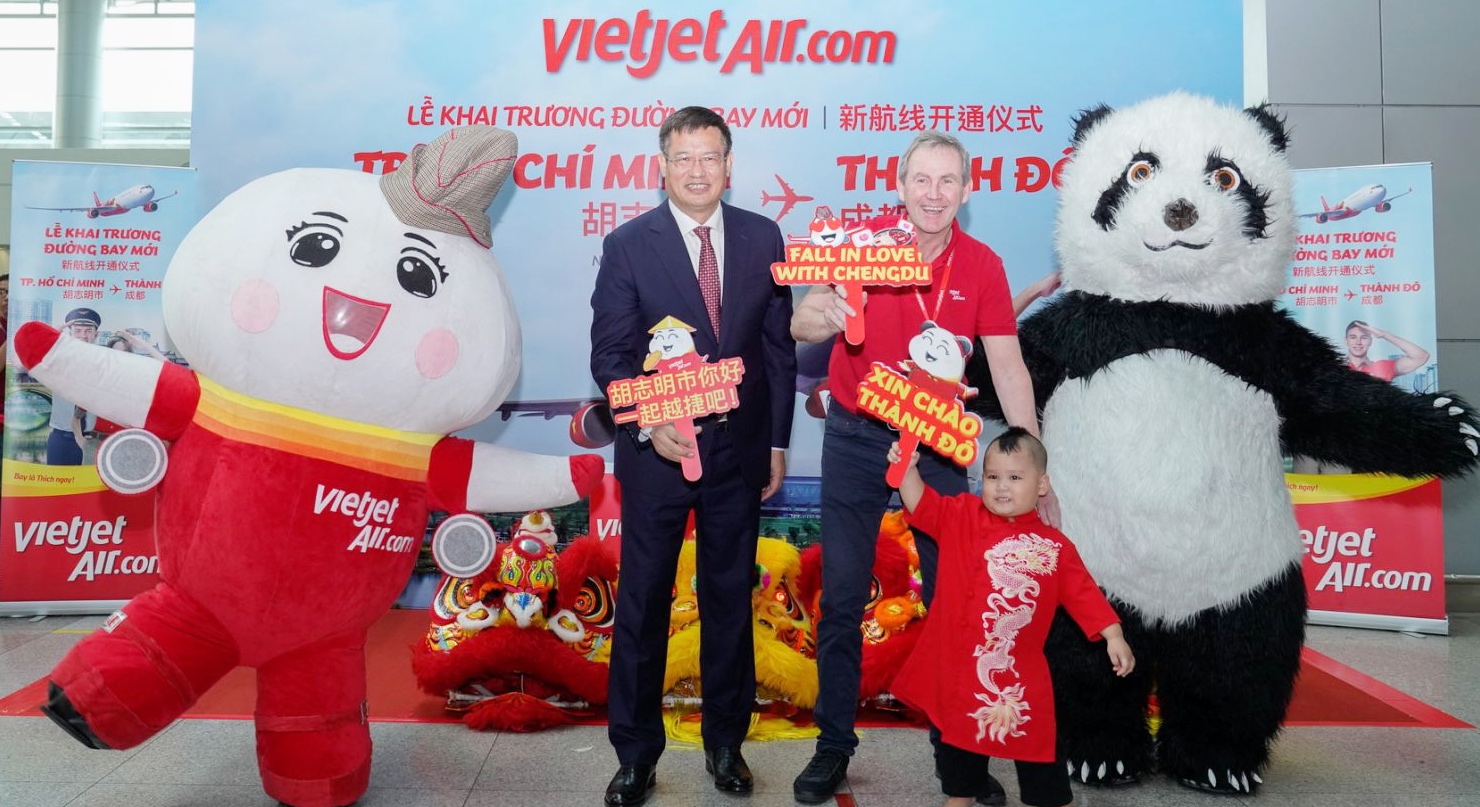 Passengers_on_the_debut_flight_between_Ho_Chi_Minh_City_and_Chengdu (1)