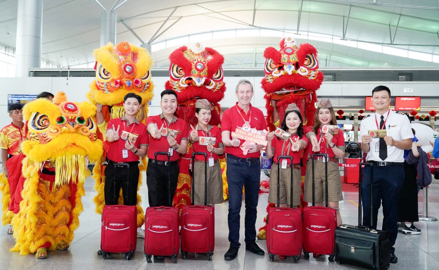 Vietjet_COO_Michael_Hickey_and_cabin_crew_celebrate_the_first_flight