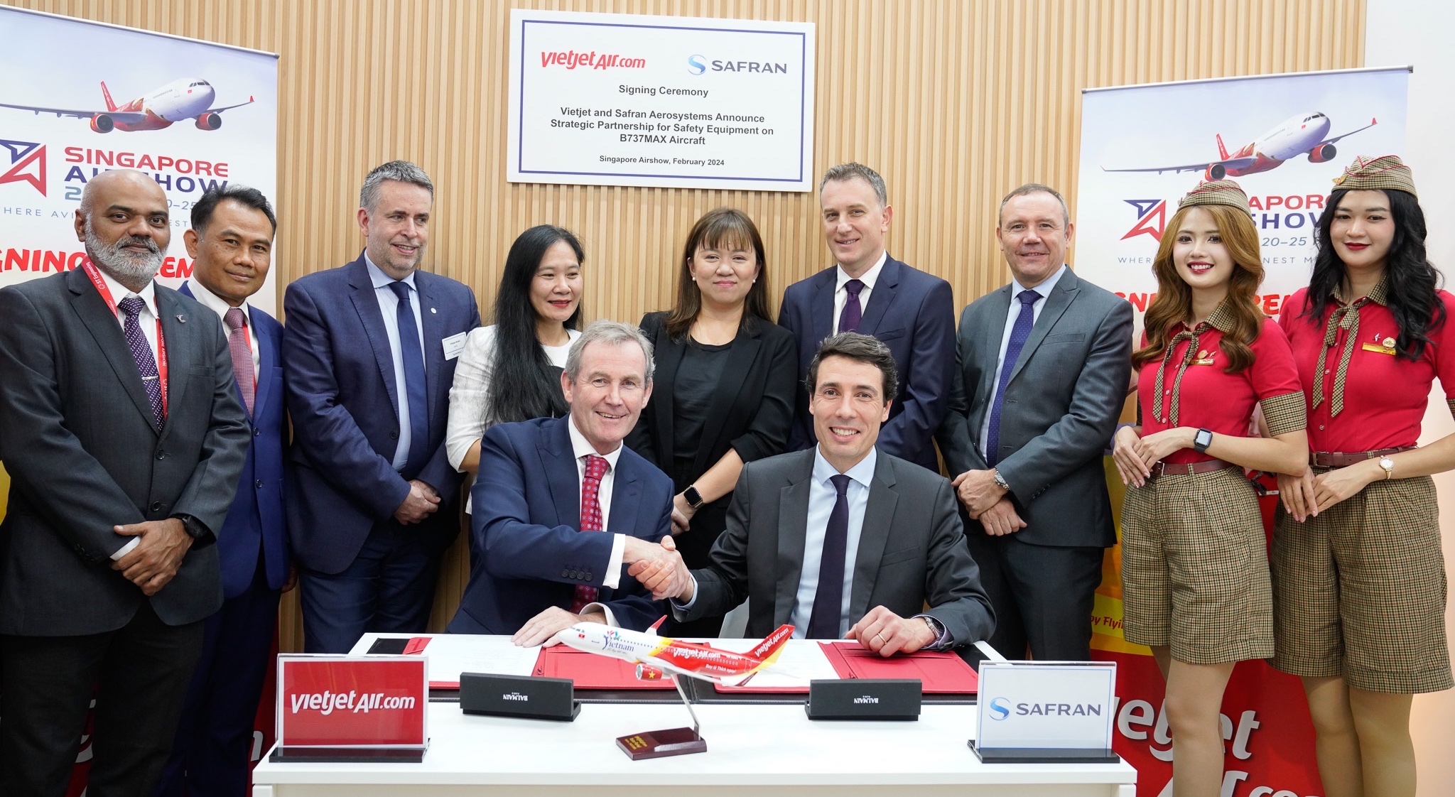 Vietjet_Chief_Operating_Officer_Michael_Hickey_left_and_Jonathan (1)