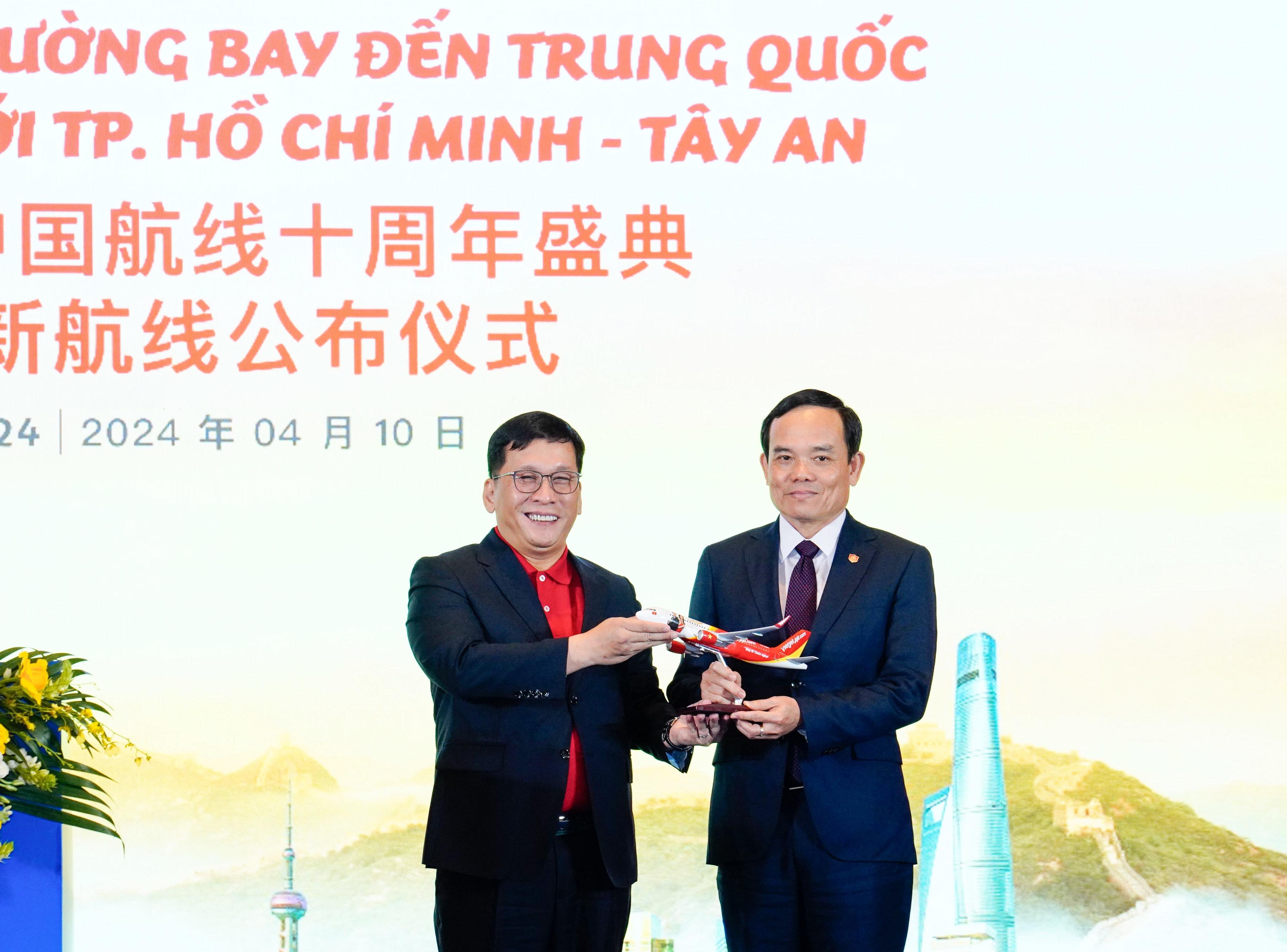 Vietjet_CEO_gives_appreciative_present_to_Vietnam_Deputy_Prime_Minister