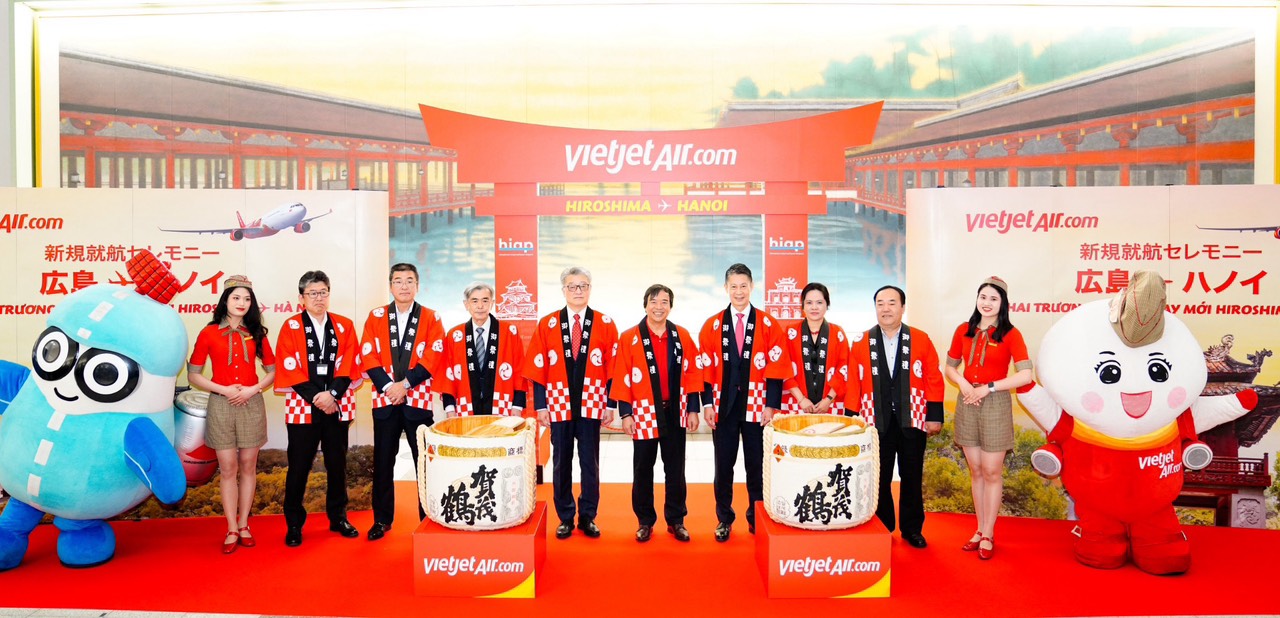 Consul_General_of_Vietnam_in_Fukuoka_Vu_Chi_Mai_3rd,_right,_Governor (1)