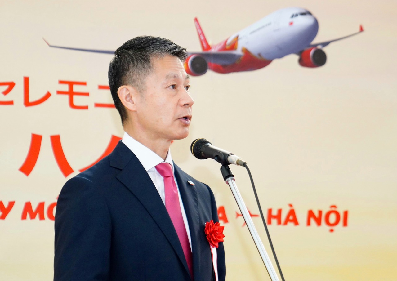 Governor_of_Hiroshima_Prefecture_Yuzaki_Hidehiko_congratulates_Vietjet (1)