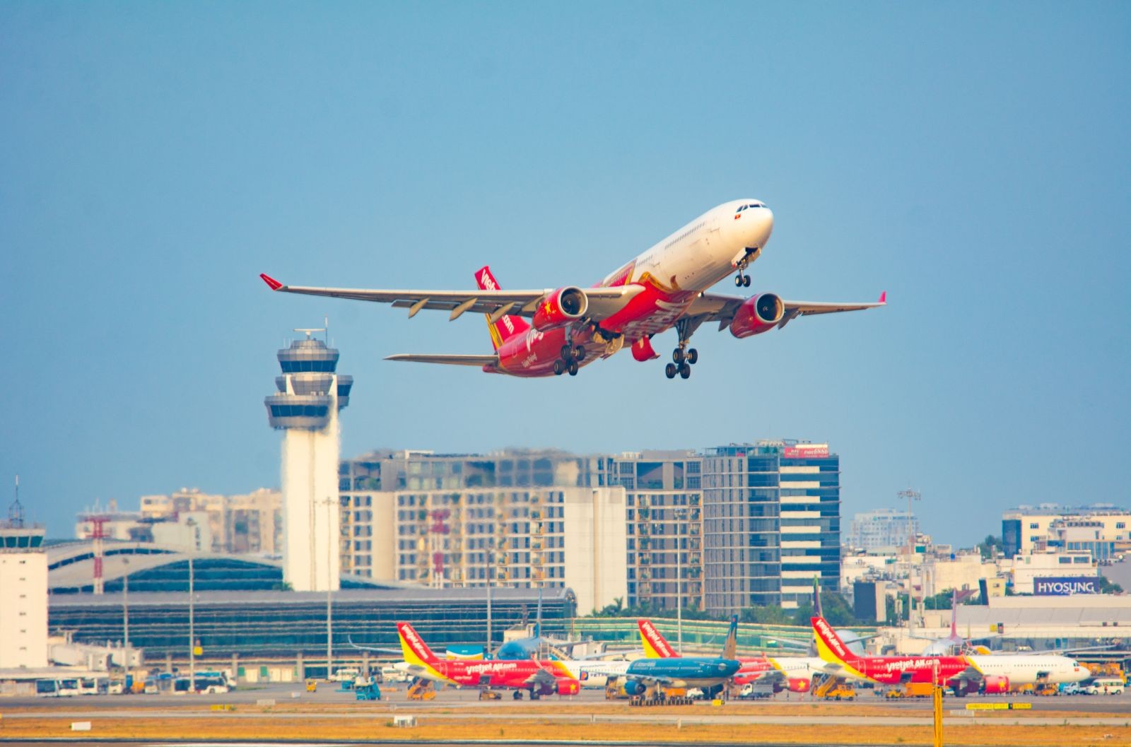 P3  A Vietjet Aircraft Is Taking Off