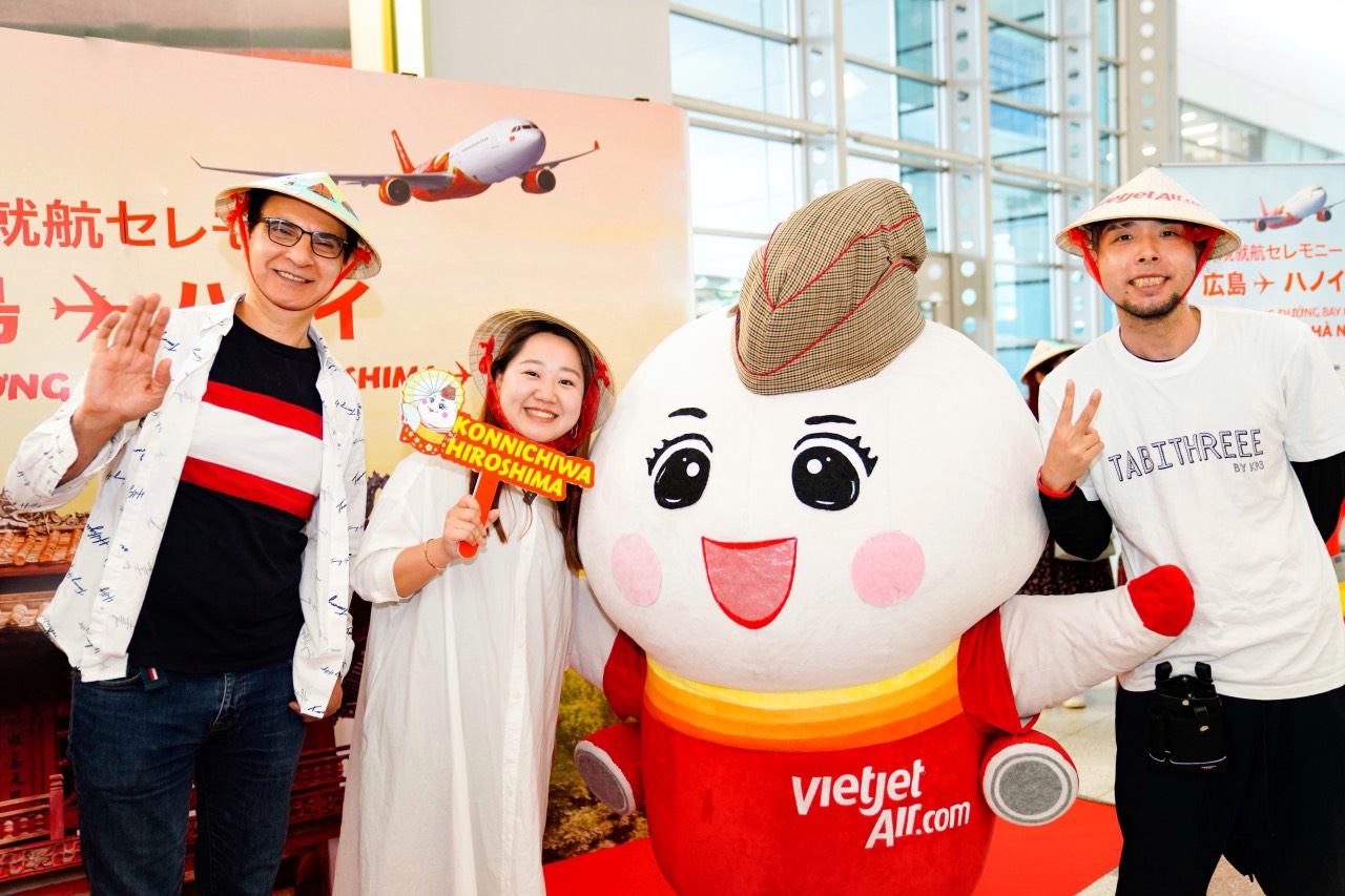 Passengers_on_the_inaugural_flights_receive_lovely_souvenirs_from (3)