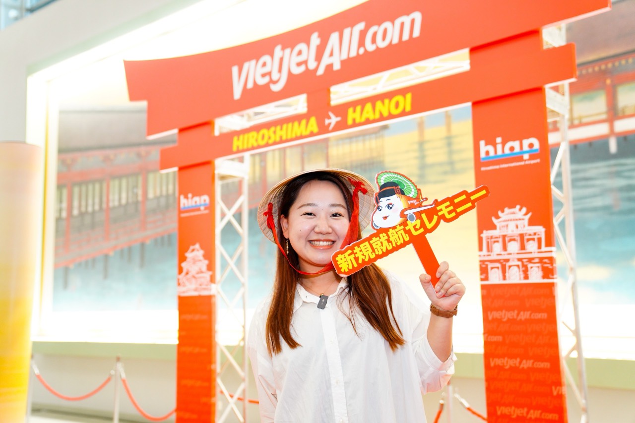 Passengers_on_the_inaugural_flights_receive_lovely_souvenirs_from