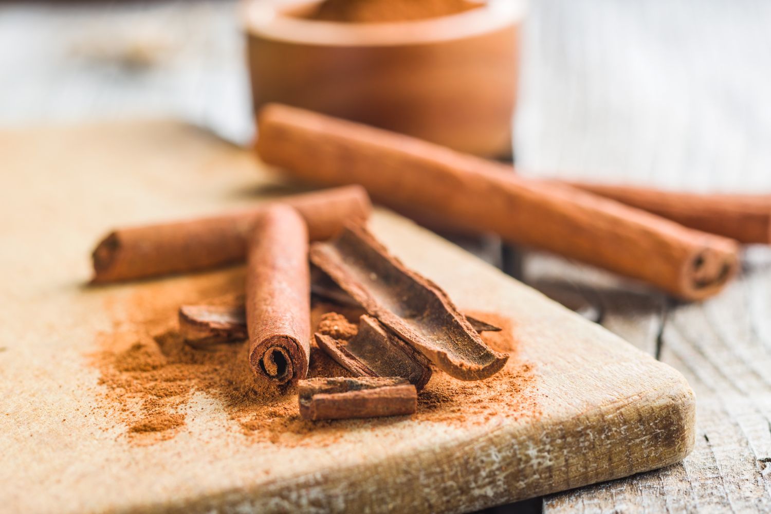 Cinnamon,Sticks,And,Milled,Cinnamon,Spice,On,Old,Table.