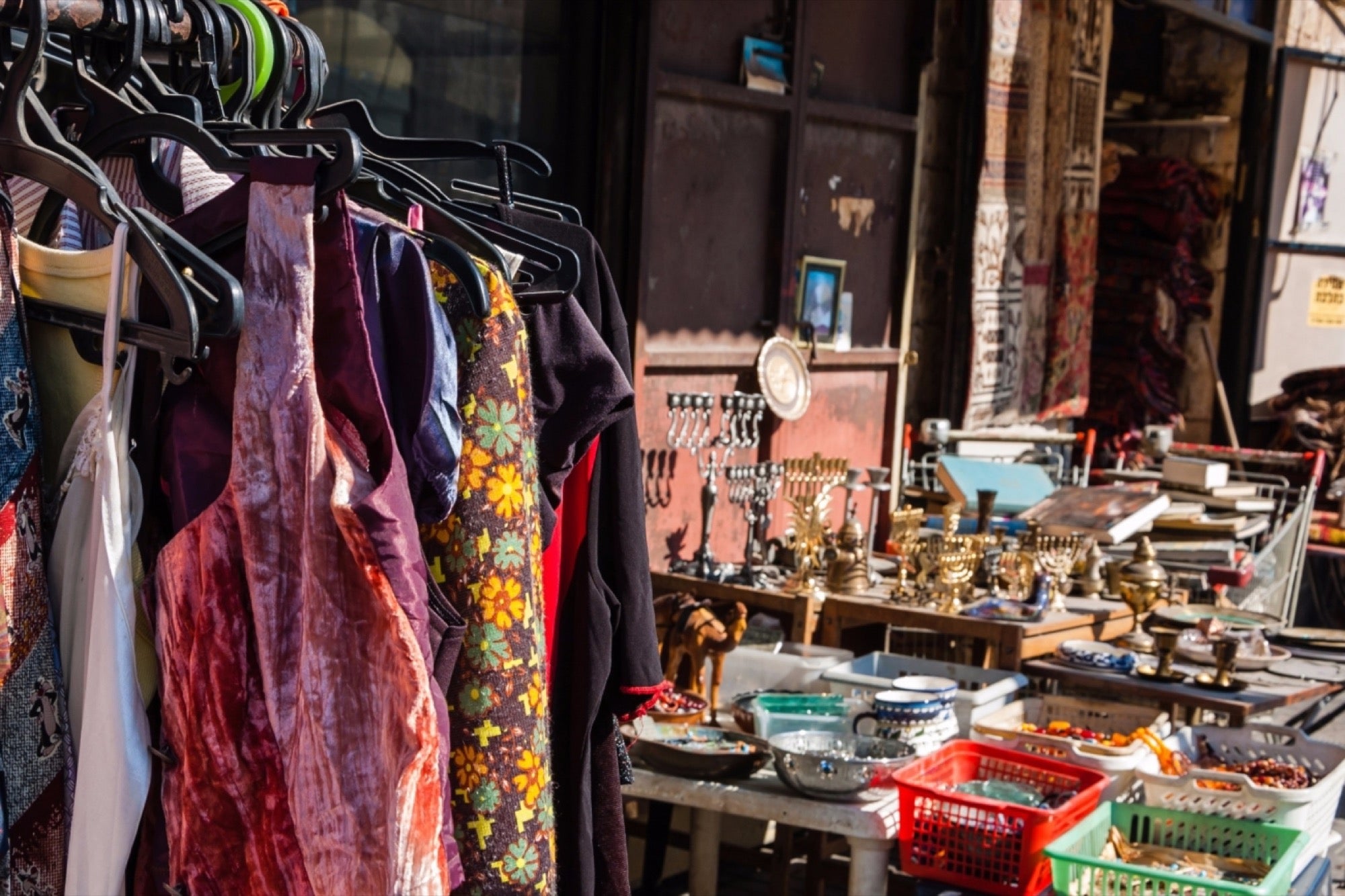 20151211134026 Garage Sale Second Hand Souvenirs Flea Market Selling