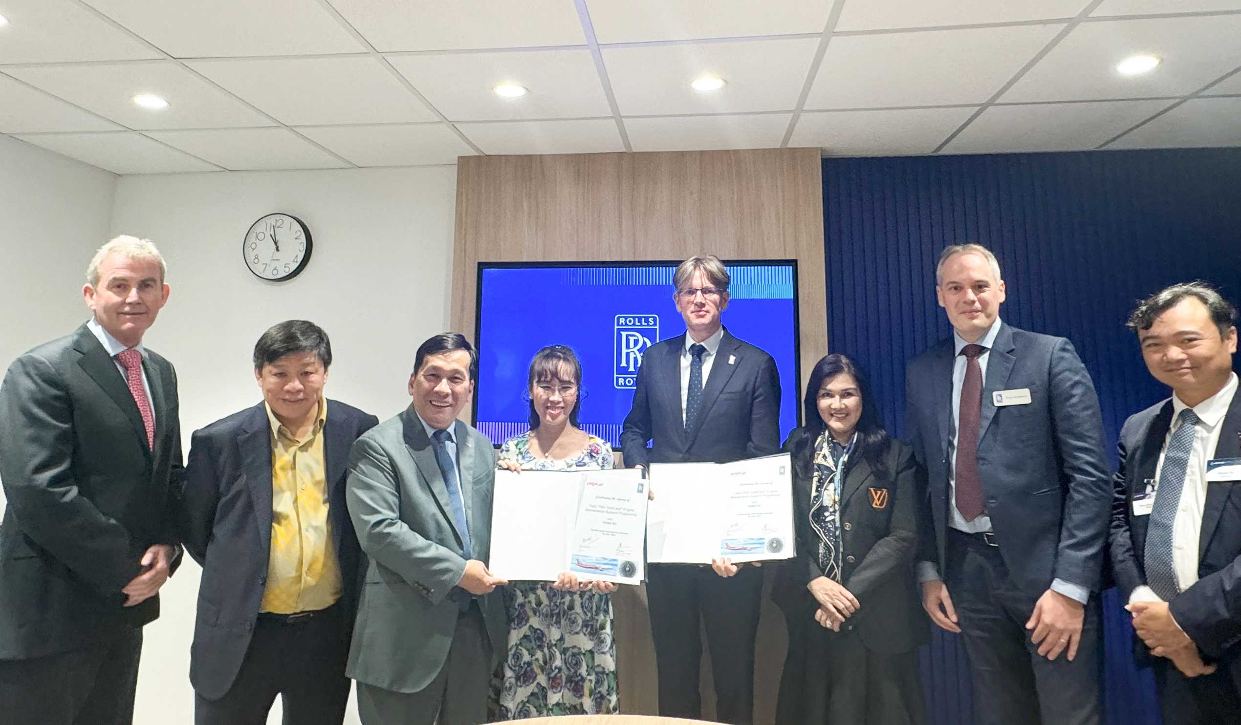 Vietjet_Chairwoman,_Dr_Nguyen_Thi_Phuong_Thao_4th,_left_along_with (1)