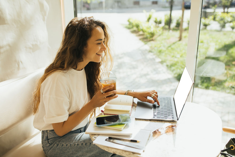 Young Woman Freelancer Working In A Coffeehouse U 2023 06 07 17 57 09 Utc