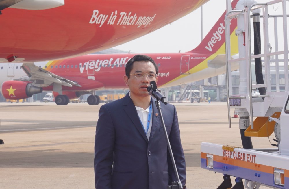 Mr_Nguyen_Van_Hoc_General_Director_of_Petrolimex_Aviation_congratulates 2