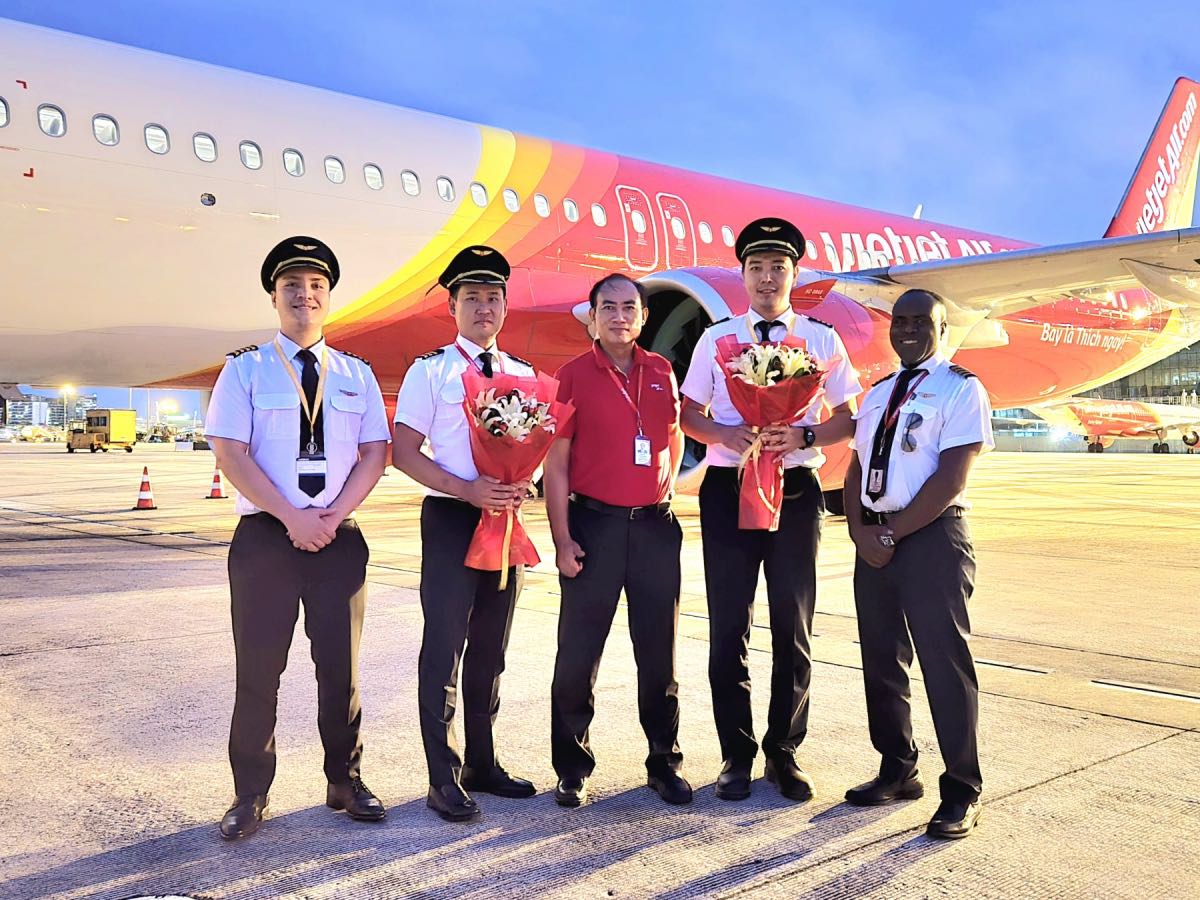 Vietjet_takes_delivery_of_2_new_Airbus_A321neo_ACF_on_the_last_day 2