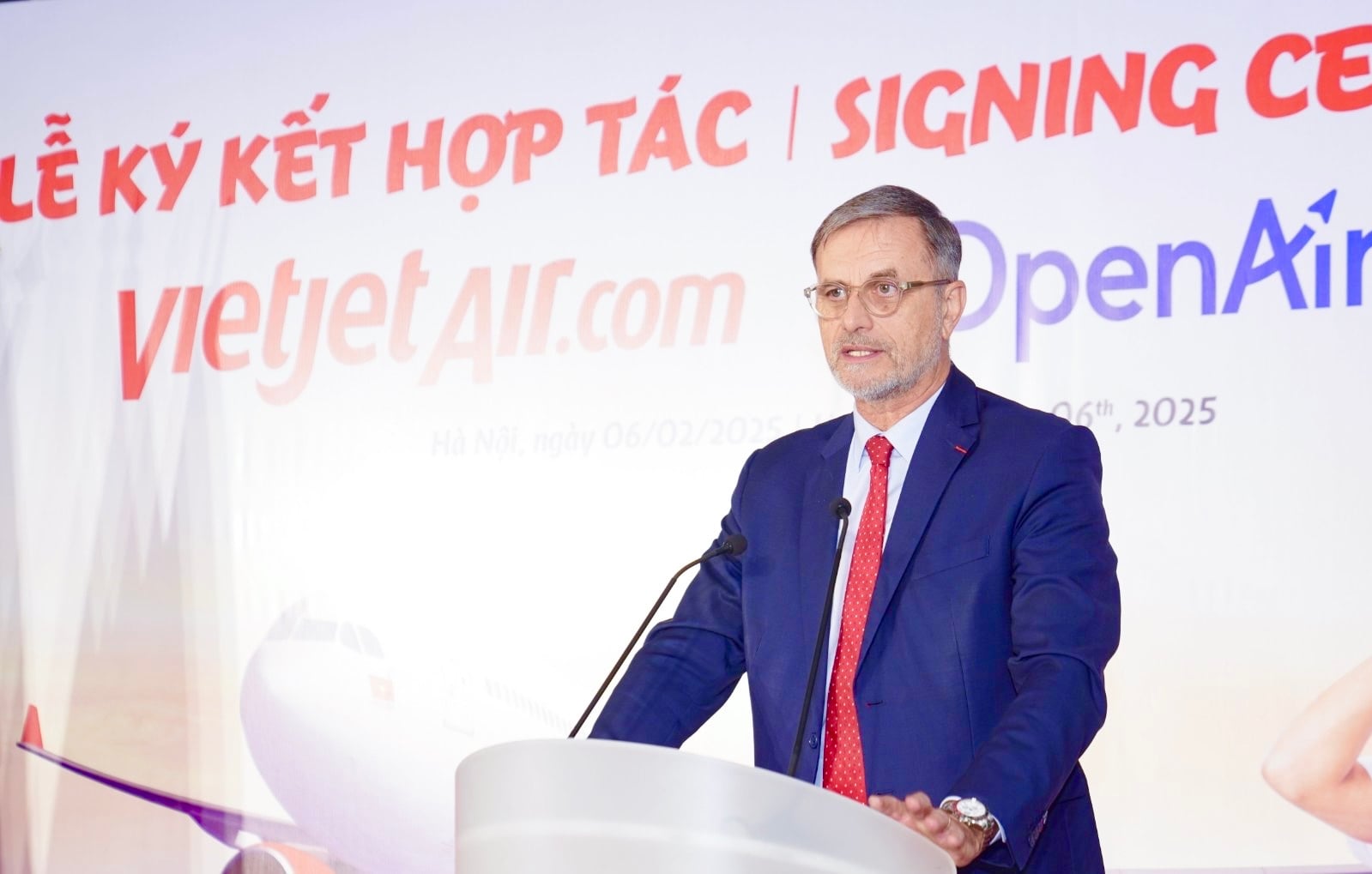 French_Ambassador_to_Vietnam_Olivier_Brochet_congratulates_Vietjet
